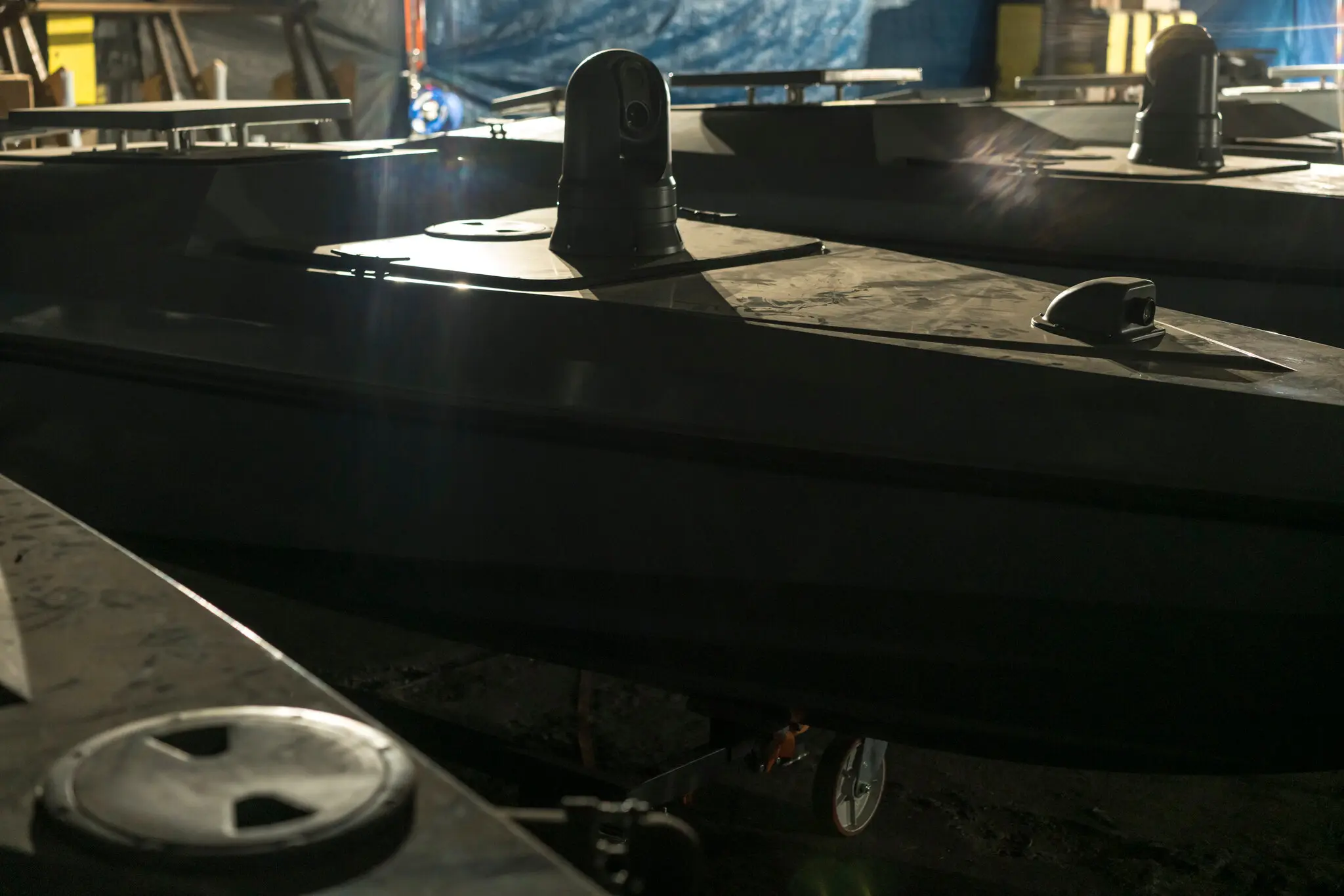 Деякі морські безпілотники були обладнані лише камерами для розвідки, деякі з механізмами для скидання мін на шляху російських кораблів.